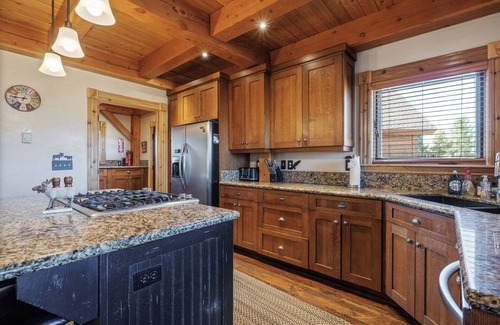 Island Park Cabin | Luxury 6 BR cabin, STUNNING mountain views, hot tub, lake access, Yellowstone!