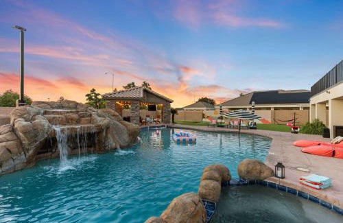 Mesa House | Luxury 6BR Retreat - Pool BBQ Theater and Games