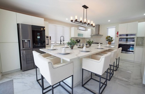 Keizer Hill Villa | Luxury 6BR Villa w/Pool, Rooftop Deck & lower level Lounge/2 Car garage/AC