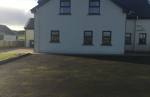 Lahinch House | Luxury 7 Bed Golf Home within walking distance of town, beach and golf course