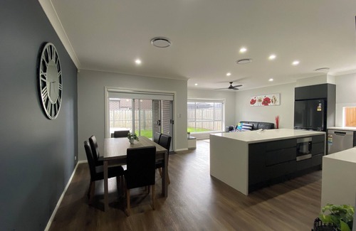 Gledswood Hills House | Luxury 7-bedroom home sleeps 16 Guests.