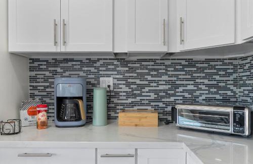 Middletown House | Luxury 7 BR Mission Hills Home with a View