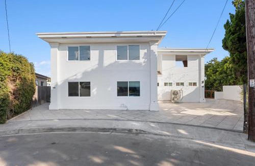Middletown House | Luxury 7 BR Mission Hills Home with a View