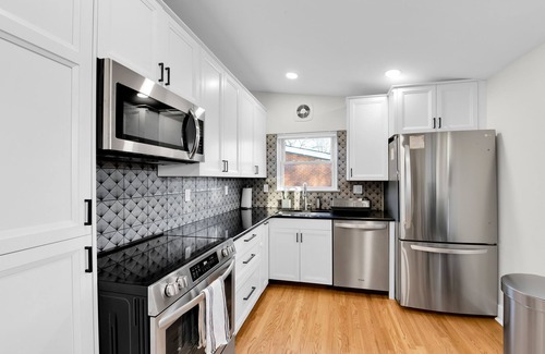 Royal Oak House | ★LUXURY★ 75' TV Game Room w Pergola, BBQ & Firepit in Quiet Royal Oak Suburbs