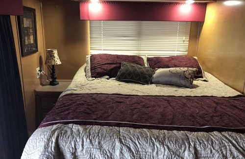 Arkadelphia Boat Rental | Luxury 75ft Houseboat w/ Hot Tub, 30 min from Hot Springs, AR