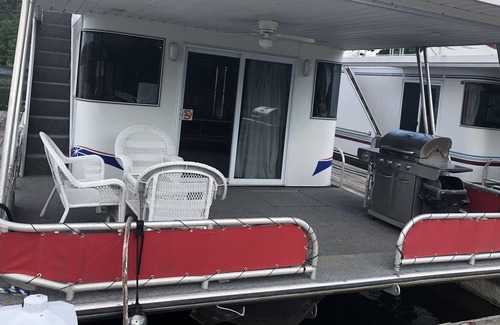 Arkadelphia Boat Rental | Luxury 75ft Houseboat w/ Hot Tub, 30 min from Hot Springs, AR