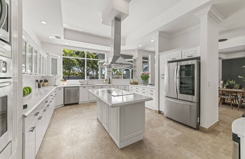 Tamiami House | Luxury 7BR, Pool, Games, Beach, 12min to Airport