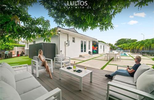 Kendale Lakes House | Luxury 7BR Retreat with Games, Pool & Mini Golf L68