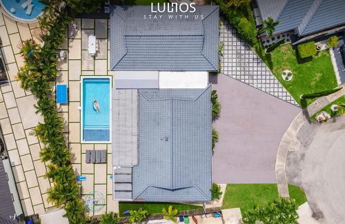 Kendale Lakes House | Luxury 7BR Retreat with Games, Pool & Mini Golf L68
