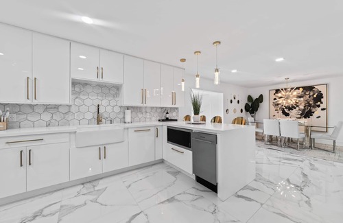 Kendale Lakes House | Luxury 7BR Retreat w/Games, Pool & Mini Golf
