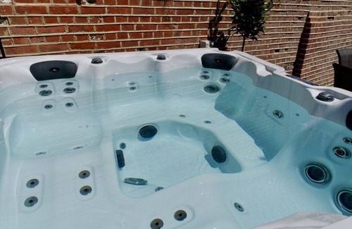 Saffron Walden Cabin | Luxury 8 Bed Manor House Hot Tub Cinema Room SkyTV