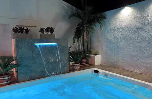 Manga House | Luxury 8 Bedroom Mansion - Minutes to Walled CIty
