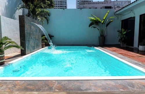 Manga House | Luxury 8 Bedroom Mansion - Minutes to Walled CIty