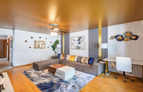 Milwaukee House | Luxury 8 guest, King Bed, garage
