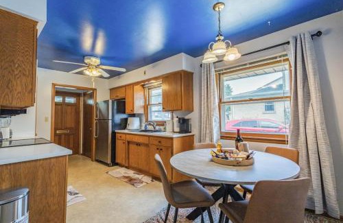 Milwaukee House | Luxury 8 guest, King Bed, garage
