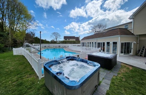 East Patchogue Villa | Luxury 8BR Villa w/Heated Pool, Hot Tubs, Home Theater – Sleeps 16
