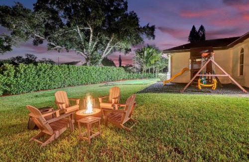 Davie House | Luxury 8BR w Pool Mini-golf Soccer- 16 Guests