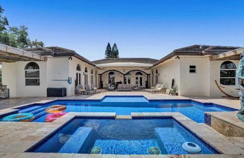 Davie House | Luxury 8BR w Pool Mini-golf Soccer- 16 Guests