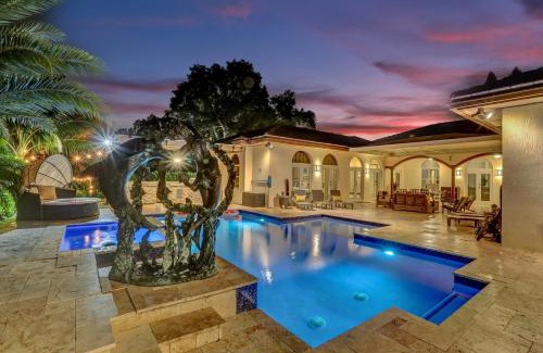 Davie House | Luxury 8BR w Pool Mini-golf Soccer- 16 Guests