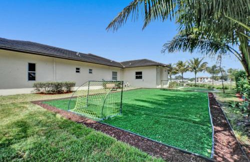 Davie House | Luxury 8BR w Pool Mini-golf Soccer- 16 Guests