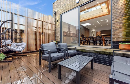 Seven Sisters House | Luxury Abode: 5-Bed Haven Ideal for Big Groups!
