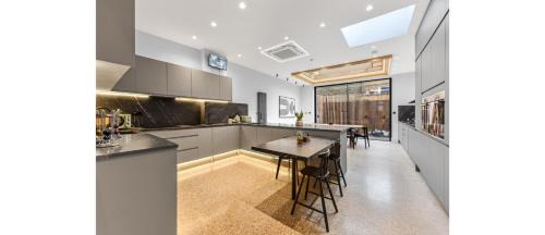 Seven Sisters Apartment | Luxury Abode: 5-Bed Haven Ideal for Big Groups!