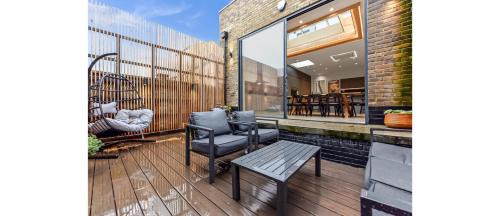 Seven Sisters Apartment | Luxury Abode: 5-Bed Haven Ideal for Big Groups!