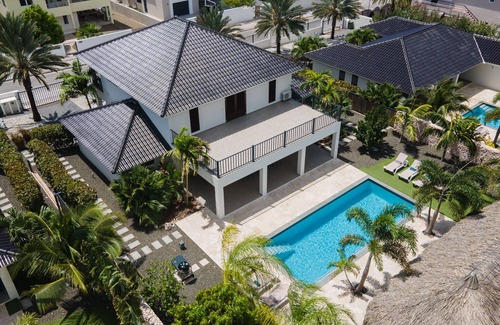 Jan Thiel Villa | Luxury accommodation for 22 people within walking distance of Jan Thiel Beach