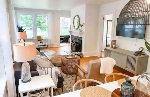 Chester House | Luxury Accomodation, Footsteps from the Ocean.n