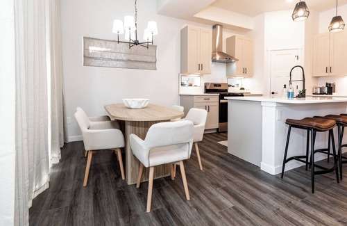 Mountain Shadows House | Luxury AFA 3 BED Getaway with Mt. Views
