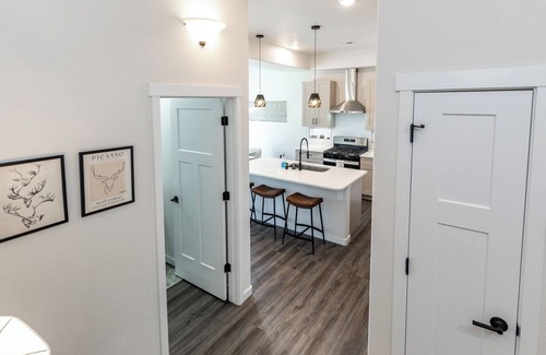Mountain Shadows House | Luxury AFA 3 BED Getaway with Mt. Views