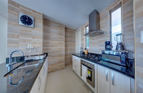 Urbanizacion Eliana Condo | Luxury Airport Penthouse 4 BD 3 BA + Rooftop Poolnn