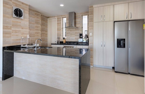 Urbanizacion Eliana Condo | Luxury Airport Penthouse 4 BD 3 BA + Rooftop Poolnn