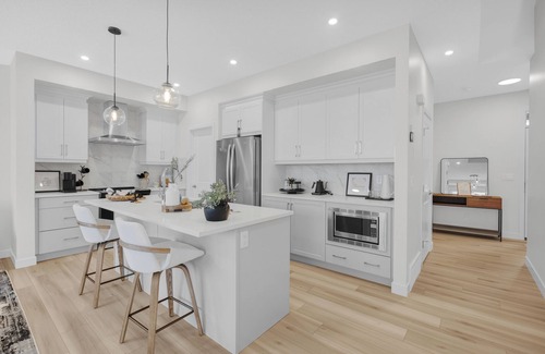 West Edmonton House | Luxury | Air Conditioning | 5 Star Stay | Garage Parking | Sleeps 7