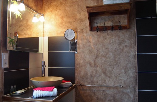 Lacoste Bed & Breakfast | Luxury air conditionned twin room Glycine-terrace-Le clos des lavandes