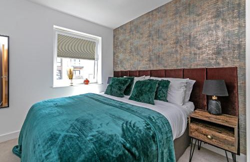 Luton Apartment | LUXURY AIRPORT SUITE, FREE Parking, FANTASTIC Location, Close To Airport, Train Station And Town Centre