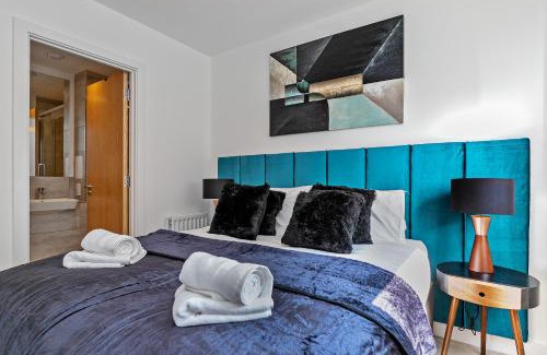 Luton Apartment | LUXURY AIRPORT SUITE, FREE Parking, FANTASTIC Location, Close To Airport, Train Station And Town Centre