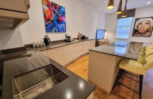 Trafford Apartment | Luxury Altrincham Flat by City SuperHost