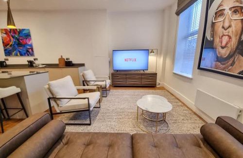 Trafford House | Luxury Altrincham Flat by City SuperHost