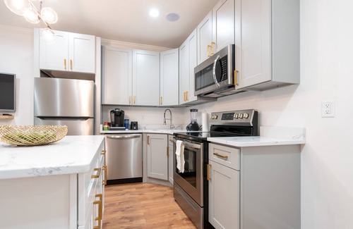 Trinidad Apartment | Luxury and Bright Remodeled Suite! Close to dwntn, airport & restaurants. Quiet!