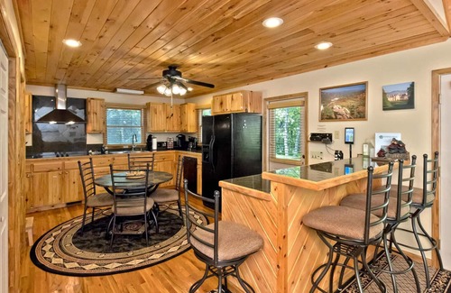 Lake Lure Cabin | Luxury and Comfort in Lake Lure~Hot Tub~Fire pit