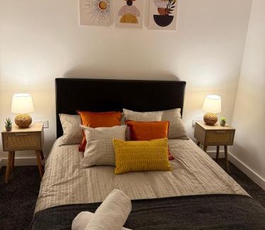 Old Trafford Apartment | Luxury and Cosy Apartment near Old Trafford M16 ,Free Private Parking,Fast Wi-Fi,Self Check-In Anytime Perfect For Late Arrivals, 5 Minutes to Old Trafford Stadium