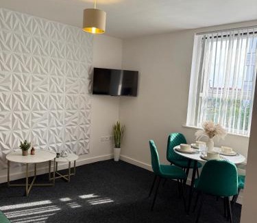 Old Trafford Apartment | Luxury and Cosy Apartment near Old Trafford M16 ,Free Private Parking,Fast Wi-Fi,Self Check-In Anytime Perfect For Late Arrivals, 5 Minutes to Old Trafford Stadium