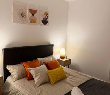 Old Trafford Apartment | Luxury and Cosy Apartment near Old Trafford M16 ,Free Private Parking,Fast Wi-Fi,Self Check-In Anytime Perfect For Late Arrivals, 5 Minutes to Old Trafford Stadium