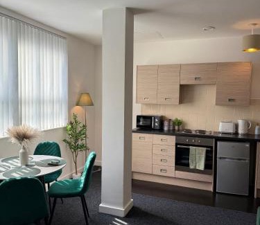 Old Trafford Apartment | Luxury and Cosy Apartment near Old Trafford M16 ,Free Private Parking,Fast Wi-Fi,Self Check-In Anytime Perfect For Late Arrivals, 5 Minutes to Old Trafford Stadium
