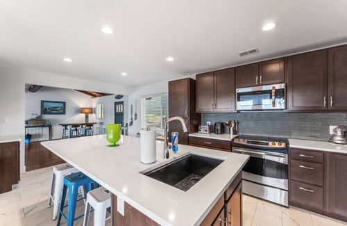 Talladega House | Luxury and Cozy Talladega Lakefront retreat with the best sunset views!