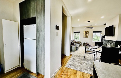 Hawthorn Apartment | Luxury and Grandeur with city view balcony!