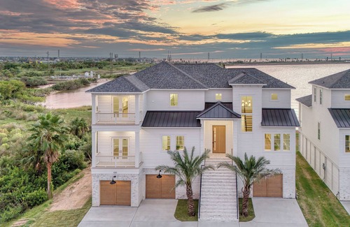 Galveston House | LUXURY AND LOCATION! WATERFRONT PROPERTY WITH POOL, HOT TUB AND WHITE SAND BEACH