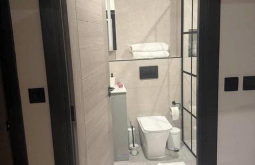 North Finchley Apartment | Luxury and Spacious 1BR Flat Sleeps 4 with Private Patio I Excellent Location