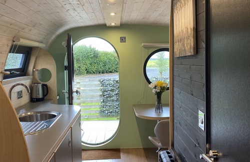 Alloa Cabin | Luxury Anthropod - Ben Cleugh with Private Decking & Hot Tub